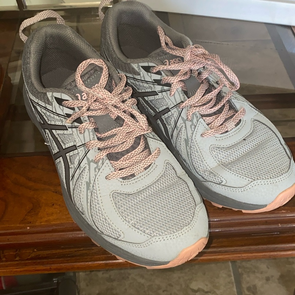 Used, in good shape, pair of Women’s Asics sneakers in size 7.5.